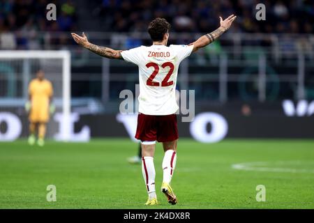 Milano, Italia. 01st Ott 2022. Nicolo Zaniolo di AS Roma si è fatto un gesto durante la Serie Una partita di calcio tra FC Internazionale e come Roma allo Stadio Giuseppe Meazza il 1 ottobre 2022 a Milano Italia . Credit: Marco Canoniero/Alamy Live News Foto Stock