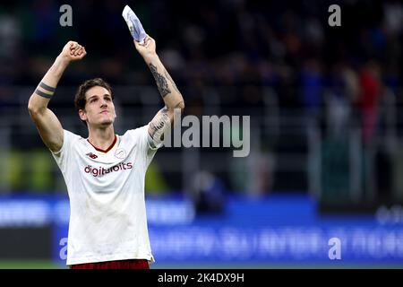 Milano, Italia. 01st Ott 2022. Nicolo Zaniolo di AS Roma festeggia alla fine della Serie Una partita di calcio tra il FC Internazionale e come Roma allo Stadio Giuseppe Meazza il 1 ottobre 2022 a Milano Italia . Credit: Marco Canoniero/Alamy Live News Foto Stock