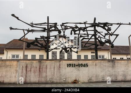 Dachau, Germania - 4 luglio 2011 : Memoriale del campo di concentramento di Dachau. Campo di concentramento nazista dal 1933 al 1945. Muro commemorativo e scultura. Foto Stock