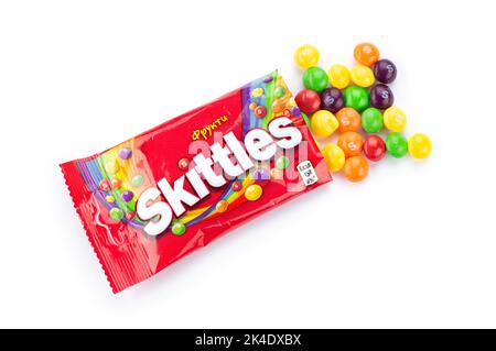 Kiev, Ucraina - 30 settembre 2022: Primo piano della caramella Skittles prodotta da Wm. Wrigley Jr. Company isolato su sfondo bianco. Caramelle colorate Foto Stock