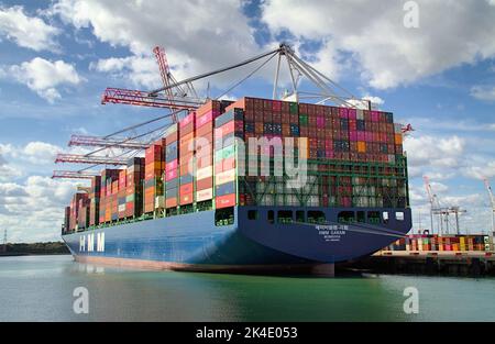 HMM Garam Container Cargo Ship in corso di caricamento presso il Dockside di Southampton Docks UK Foto Stock