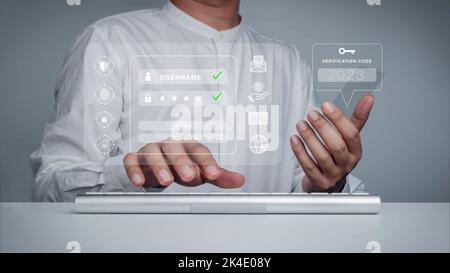 Concetto di autenticazione in due fasi o tecnologia 2FA. 2023 Codice di verifica e icona del tasto sullo schermo del telefono futuro con tastiera del computer per convalidare pas Foto Stock