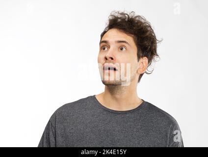Ritratto di giovane uomo con sconvolto l'espressione del viso Foto Stock