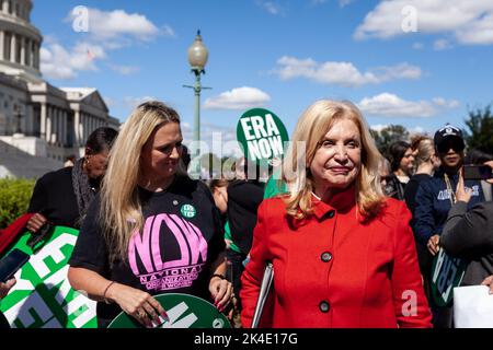 Washington, Stati Uniti. 28th Set, 2022. Il rappresentante Carolyn Maloney (D-MI) abbandona una conferenza stampa su una causa legale per costringere l'Archivista nazionale a pubblicare l'Equal Rights Amendment come Emendamento 28th alla Costituzione degli Stati Uniti. Argomenti orali nella causa, Illinois contro Ferriero, sono stati sentiti il 28 settembre 2022, presso la Corte d'appello degli Stati Uniti a Washington, DC. Gli emendamenti non diventano formalmente parte della Costituzione fino alla loro pubblicazione e il SER ha soddisfatto tutti i requisiti per la pubblicazione. Credit: SOPA Images Limited/Alamy Live News Foto Stock