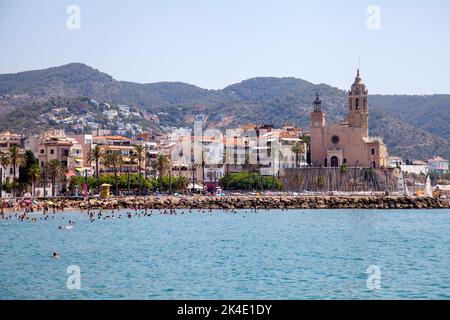 Chiesa di Sant Bartomeu i Santa Tecla si affaccia sulle spiagge di Sitges, Spagna Foto Stock