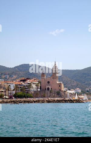 Chiesa di Sant Bartomeu i Santa Tecla si affaccia sulle spiagge di Sitges, Spagna Foto Stock