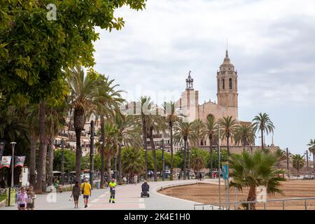 Chiesa di Sant Bartomeu i Santa Tecla da Promenade a Sitges, Spagna Foto Stock