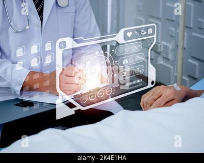 Informazioni sulla salute, icone del corpo e degli organi interni, informazioni sul file fisico del paziente sullo schermo virtuale e foto della mano del medico che prende appunti vicino al pat Foto Stock