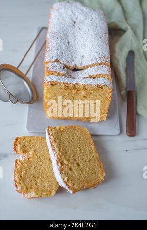 Classica torta alla vaniglia o al limone su un tavolo Foto Stock