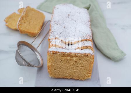 Classica torta alla vaniglia o al limone su un tavolo Foto Stock