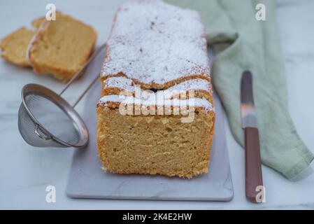 Classica torta alla vaniglia o al limone su un tavolo Foto Stock