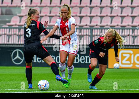 DUIVENDRECHT, PAESI BASSI - 2 OTTOBRE: Fenna Meijer di sc Heerenveen, piccola Hoekstra di Ajax, Elize van Vilsteren di sc Heerenveen durante la partita olandese Azerion Womens Eredivie tra Ajax e sc Heerenveen a De Toekomst il 2 ottobre 2022 a Duivendrecht, Paesi Bassi (Foto di Kees/Orange Pictures) Foto Stock