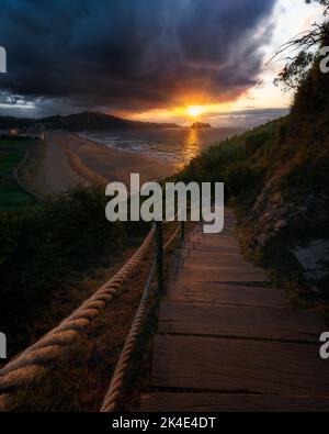 bajada de inurritza desde camping de zarauz en la puesta de sol sobre le raton de gustaría Foto Stock