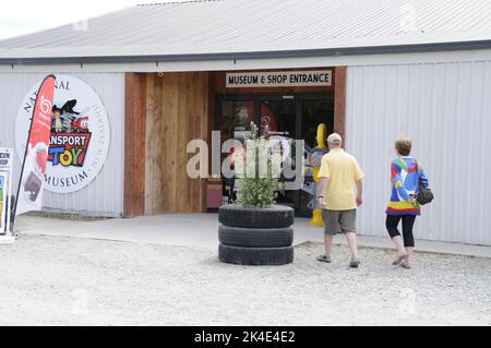 I visitatori arrivano al New ZealandÕs National Transport & Toy Museum a Wanaka, Otago, sull'isola meridionale della Nuova Zelanda. Il museo è il risultato di o Foto Stock