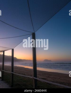 bajada de inurritza desde camping de zarauz en la puesta de sol sobre le raton de gustaría Foto Stock