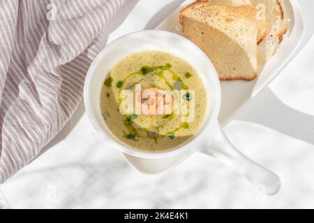 zuppa di spinaci e salmone in una ciotola su sfondo chiaro, vista dall'alto. menu Foto Stock