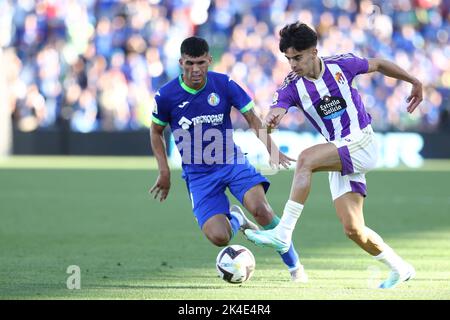 Alvaro Aguado di Real Valladolid e Carles Alena di Getafe in azione durante il campionato spagnolo la Liga partita di calcio tra Getafe CF e Real Valladolid il 1 ottobre 2022 al Coliseum Alfonso Perez stadio di Getafe, Madrid, Spagna - Foto: Oscar J Barroso/DPPI/LiveMedia Foto Stock