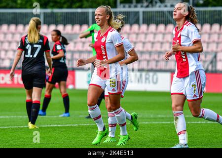 DUIVENDRECHT, PAESI BASSI - 2 OTTOBRE: La piccola Hoekstra di Ajax celebra il primo goal durante la partita olandese delle donne azerone Eredivie tra Ajax e sc Heerenveen a De Toekomst il 2 ottobre 2022 a Duivendrecht, Paesi Bassi (Foto di Kees Kuijt/Orange Pictures) Foto Stock