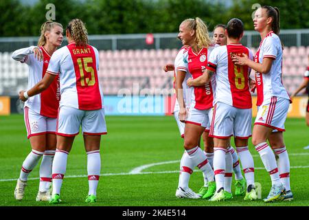 DUIVENDRECHT, PAESI BASSI - 2 OTTOBRE: Tiny Hoekstra of Ajax, Chasity Grant of Ajax, Sherida Spitse of Ajax celebrare il primo goal durante la partita olandese Azerion Womens Erevisie tra Ajax e sc Heerenveen a De Toekomst il 2 ottobre 2022 a Duivendrecht, Paesi Bassi (Foto di Kees Kuijt/Orange Pictures) Foto Stock