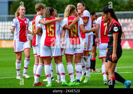 DUIVENDRECHT, PAESI BASSI - 2 OTTOBRE: Tiny Hoekstra of Ajax, Chasity Grant of Ajax, Sherida Spitse of Ajax celebrare il primo goal durante la partita olandese Azerion Womens Erevisie tra Ajax e sc Heerenveen a De Toekomst il 2 ottobre 2022 a Duivendrecht, Paesi Bassi (Foto di Kees Kuijt/Orange Pictures) Foto Stock