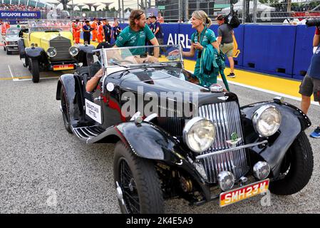 Singapore, Singapore. 02nd Ott 2022. Sebastian Vettel (GER) Aston Martin F1 Team con Britta Roeske (AUT) Aston Martin F1 Team Public Relations Manager in parata piloti. 02.10.2022. Campionato del mondo Formula 1, Rd 17, Gran Premio di Singapore, circuito di Marina Bay Street, Singapore, Race Day. Il credito fotografico dovrebbe essere: XPB/immagini dell'Associazione Stampa. Credit: XPB Images Ltd/Alamy Live News Foto Stock