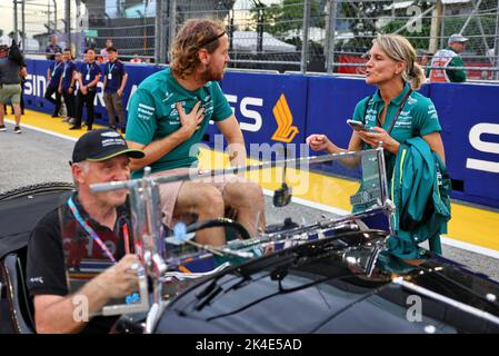 Singapore, Singapore. 02nd Ott 2022. Sebastian Vettel (GER) Aston Martin F1 Team con Britta Roeske (AUT) Aston Martin F1 Team Public Relations Manager in parata piloti. 02.10.2022. Campionato del mondo Formula 1, Rd 17, Gran Premio di Singapore, circuito di Marina Bay Street, Singapore, Race Day. Il credito fotografico dovrebbe essere: XPB/immagini dell'Associazione Stampa. Credit: XPB Images Ltd/Alamy Live News Foto Stock