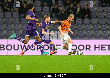 Anversa, Belgio. 01st Ott 2022. Jellert Van Landschoot (18) di KMSK Deinze e Leo Seydoux (16) di Beerschot nella foto di una partita di calcio tra Beerschot e KMSK Deinze durante il settimo matchday della Challenger Pro League per la stagione 2022-2023 , il Sathurday 1 ottobre 2022 ad Anversa , Belgio . PHOTO STIJN AUDOOREN | SPORTPIX Credit: David Catry/Alamy Live News Foto Stock
