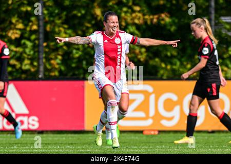 DUIVENDRECHT, PAESI BASSI - 2 OTTOBRE: Sherida Spitse di Ajax celebra il terzo goal durante la partita olandese delle donne azerone Eredivie tra Ajax e sc Heerenveen a De Toekomst il 2 ottobre 2022 a Duivendrecht, Paesi Bassi (Foto di Kees Kuijt/Orange Pictures) Foto Stock