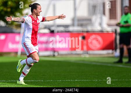 DUIVENDRECHT, PAESI BASSI - 2 OTTOBRE: Sherida Spitse di Ajax celebra il terzo goal durante la partita olandese delle donne azerone Eredivie tra Ajax e sc Heerenveen a De Toekomst il 2 ottobre 2022 a Duivendrecht, Paesi Bassi (Foto di Kees Kuijt/Orange Pictures) Foto Stock