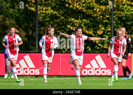 DUIVENDRECHT, PAESI BASSI - 2 OTTOBRE: Sherida Spitse di Ajax celebra il terzo goal durante la partita olandese delle donne azerone Eredivie tra Ajax e sc Heerenveen a De Toekomst il 2 ottobre 2022 a Duivendrecht, Paesi Bassi (Foto di Kees Kuijt/Orange Pictures) Foto Stock