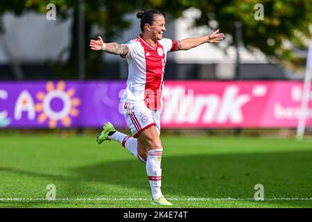 DUIVENDRECHT, PAESI BASSI - 2 OTTOBRE: Sherida Spitse di Ajax celebra il terzo goal durante la partita olandese delle donne azerone Eredivie tra Ajax e sc Heerenveen a De Toekomst il 2 ottobre 2022 a Duivendrecht, Paesi Bassi (Foto di Kees Kuijt/Orange Pictures) Foto Stock