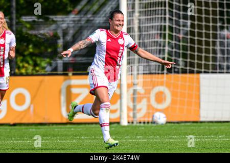 DUIVENDRECHT, PAESI BASSI - 2 OTTOBRE: Sherida Spitse di Ajax celebra il terzo goal durante la partita olandese delle donne azerone Eredivie tra Ajax e sc Heerenveen a De Toekomst il 2 ottobre 2022 a Duivendrecht, Paesi Bassi (Foto di Kees Kuijt/Orange Pictures) Foto Stock