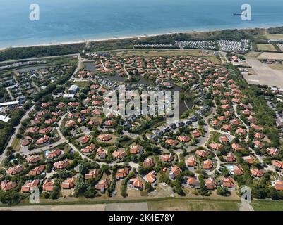 Bungalow vacanza parco alloggio resort di svago in Zeeland, Paesi Bassi. Villaggio di capanna estivo sul lato mare. Estate cottage drone overhead Foto Stock