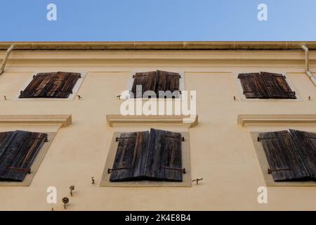 Persiane storiche, un frammento di una facciata nel centro storico di Corfù. Foto Stock