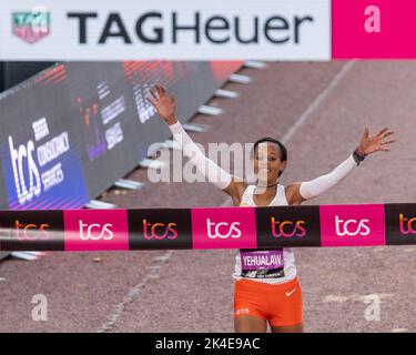 LONDRA, INGHILTERRA - 02 OTTOBRE 2022: Yalemzerf Yehualaw, Etiopia, celebra la vittoria della Women's Elite durante la 2022 TCS London Marathon al Mall, il 2nd ottobre 2022 a Londra, Inghilterra. Credit: Notizie SMP / Alamy Live News Foto Stock