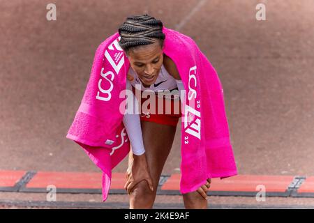 LONDRA, INGHILTERRA - 02 OTTOBRE 2022: Yalemzerf Yehualaw, Etiopia, celebra la vittoria della Women's Elite durante la 2022 TCS London Marathon al Mall, il 2nd ottobre 2022 a Londra, Inghilterra. Credit: Notizie SMP / Alamy Live News Foto Stock