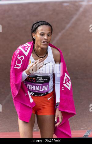 LONDRA, INGHILTERRA - 02 OTTOBRE 2022: Yalemzerf Yehualaw, Etiopia, celebra la vittoria della Women's Elite durante la 2022 TCS London Marathon al Mall, il 2nd ottobre 2022 a Londra, Inghilterra. Credit: Notizie SMP / Alamy Live News Foto Stock