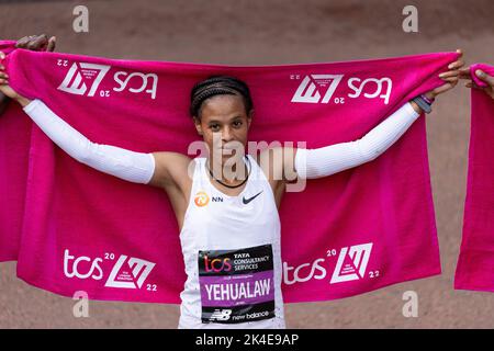 LONDRA, INGHILTERRA - 02 OTTOBRE 2022: Yalemzerf Yehualaw, Etiopia, celebra la vittoria della Women's Elite durante la 2022 TCS London Marathon al Mall, il 2nd ottobre 2022 a Londra, Inghilterra. Credit: Notizie SMP / Alamy Live News Foto Stock