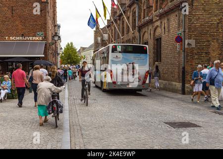 Bruges, Belgio - 18 agosto 2018: Autobus nella strada della storica città di Bruges, la capitale e la città più grande della provincia delle Fiandre Occidentali. Foto Stock