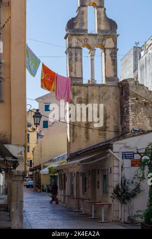 Corfù, Grecia. 02 settembre 2022: Una strada storica nella parte vecchia della città di Corfù. Lavanderia sulle linee Foto Stock
