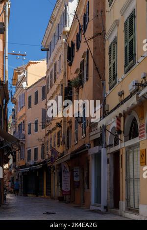 Corfù, Grecia. 02 settembre 2022: Una strada storica nella parte vecchia della città di Corfù. Foto Stock