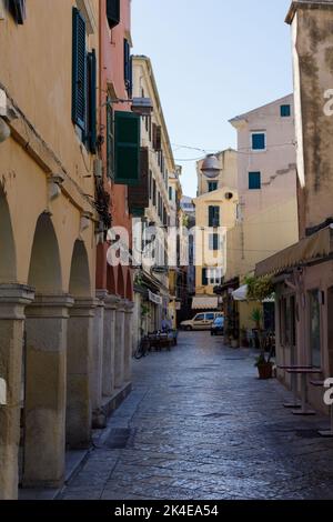 Corfù, Grecia. 02 settembre 2022: Una strada storica nella parte vecchia della città di Corfù. Foto Stock