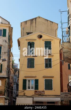 Corfù, Grecia. 02 settembre 2022: Un frammento della parte vecchia della città di Corfù, edifici storici. Foto Stock