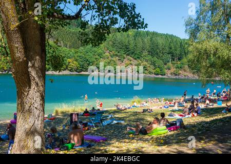 Esch-sur-Sûre (Esch-Sauer): spiaggia presso il lago artificiale di Upper Sure (Lac de la Haute-Sûre, Obersauer-Stausee), bagnante in Lussemburgo Foto Stock