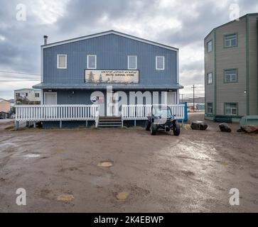 Iqaluit, Nunavut, Canada – 02 settembre 2022: Vista esterna del negozio di sopravvivenza artica Foto Stock