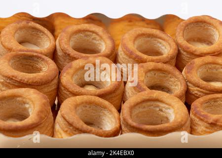 vuoto vol au vent pasty in una fila Foto Stock