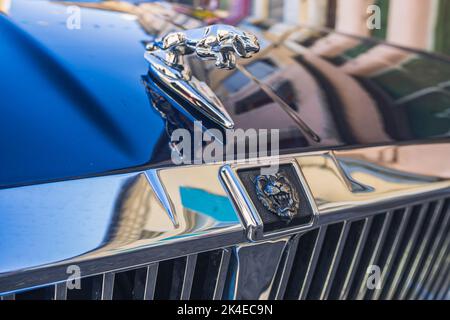 Loriol sur Drome, Francia - 17 settembre 2022: Nero Jaguar Sovereign XJ40, sulla strada. Mostra d'auto classica a Loriol sur Drome, Francia. Foto Stock