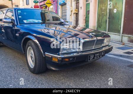 Loriol sur Drome, Francia - 17 settembre 2022: Nero Jaguar Sovereign XJ40, sulla strada. Mostra d'auto classica a Loriol sur Drome, Francia. Foto Stock