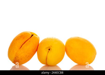 Tre succose albicocche di ananas, primo piano, isolate su bianco. Foto Stock