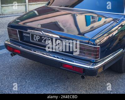 Loriol sur Drome, Francia - 17 settembre 2022: Nero Jaguar Sovereign XJ40, sulla strada. Mostra d'auto classica a Loriol sur Drome, Francia. Foto Stock